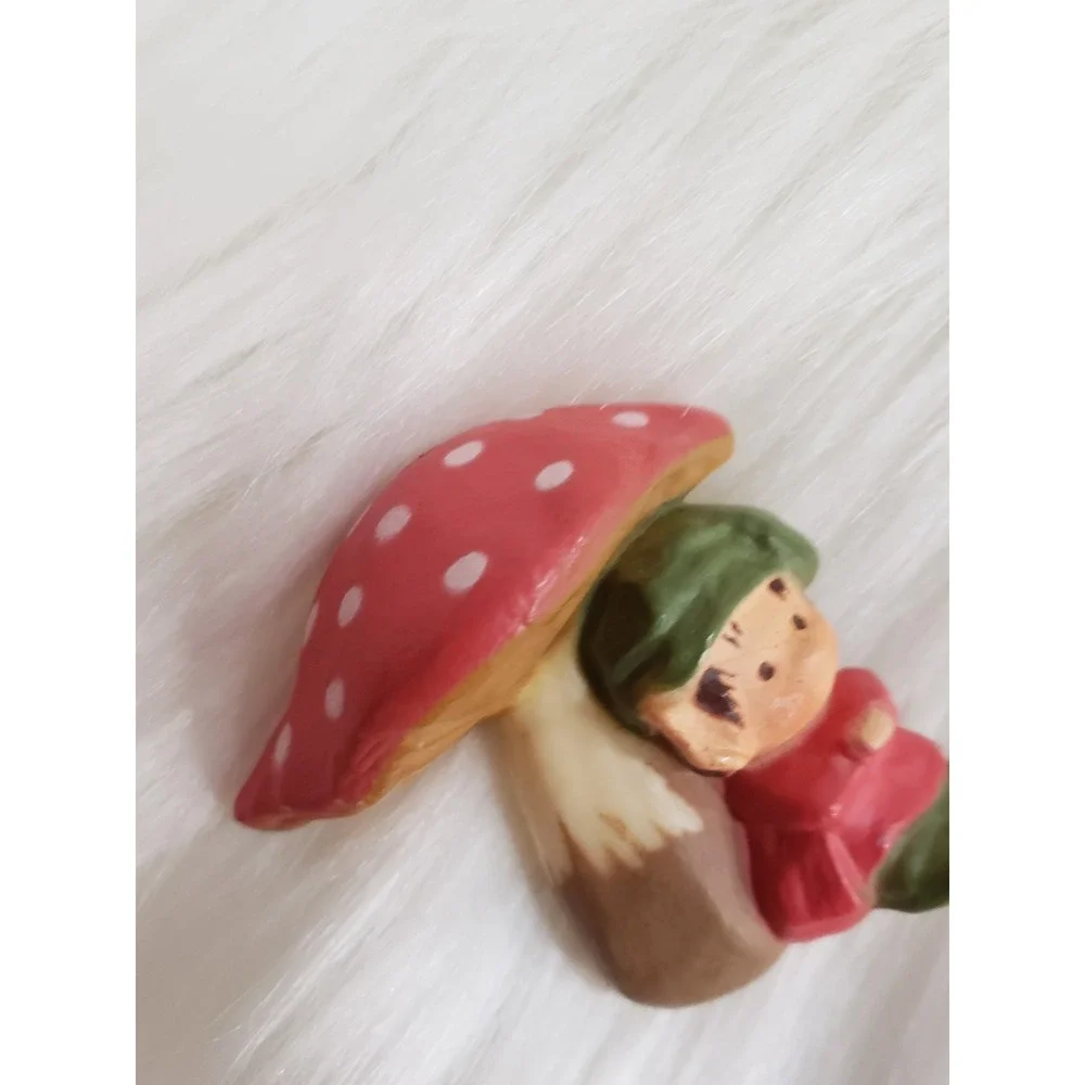 Hallmark PIN Vintage PIXIE ELF Sitting Under‎ MUSHROOM Brooch 1978 RARE Mod 70s